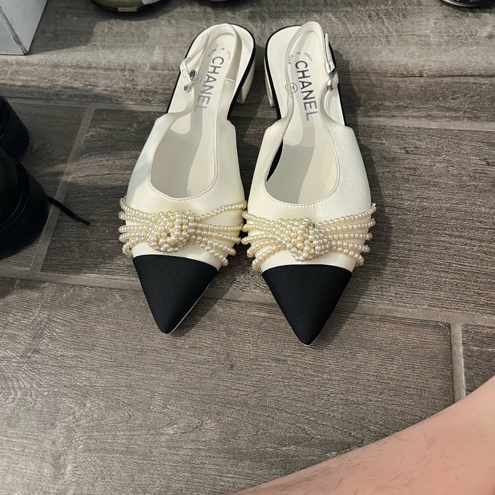 CHANEL Women's Black and Cream Pearl Embellished Heels
